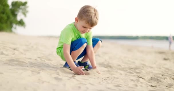Chłopiec Bawiący Się Piaskiem Plaży Morskiej Ciepłe Słońce Lecie Dziecko — Wideo stockowe