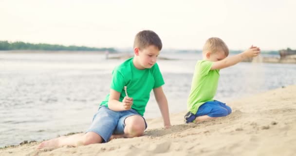 Barn Leker Med Sand Havsstranden Varmt Solsken Sommaren Sommarturism Och — Stockvideo