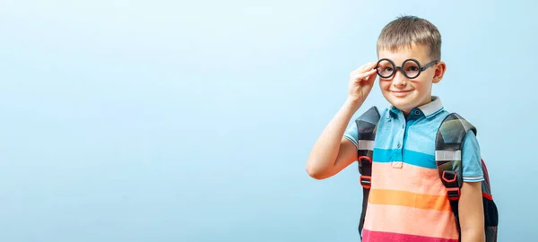 Positivo Ragazzo Nerd Scuola Elementare Occhiali Contro Sfondo Blu — Foto Stock