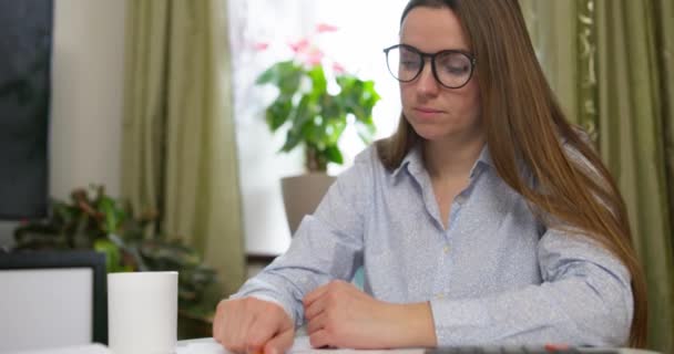 Εξαντλημένη Απογοητευμένη Γυναίκα Κάθεται Στο Γραφείο Τους Λογαριασμούς Χαρτί Αίσθημα — Αρχείο Βίντεο