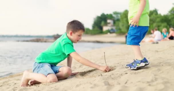 Dzieci Bawiące Się Piaskiem Plaży Morskiej Ciepłe Słońce Lecie Turystyka — Wideo stockowe