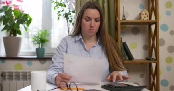 Utslitte Frustrerte Kvinner Sitter Ved Skrivebordet Med Papirregninger Stresset Bankutbetalinger – stockvideo