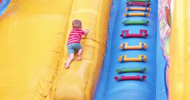 Crianças Felizes Divertindo Muito Castelo Colorido Inflar Parque Infantil Colorido — Vídeo de Stock