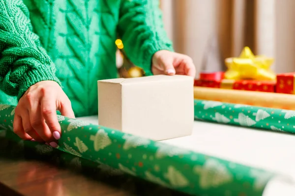 年轻的女人准备好迎接圣诞节和包装礼物 为庆祝活动包装和准备礼物 — 图库照片