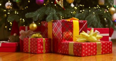 Güzel Noel ağacının altında yerde bir yığın Noel hediyesi kutusu var. Yüksek kalite 4k görüntü