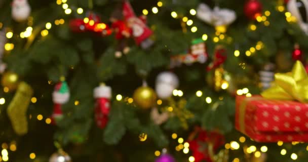 男性の手は女性の手にクリスマス包装紙にプレゼントを与える 家族の休日 完璧なクリスマス 新年の概念 高品質4K映像 — ストック動画