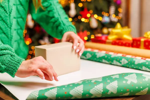 若い女性はクリスマスの準備をし ギフトを包む 祝いのための贈り物の包装と準備 — ストック写真
