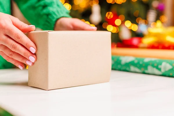 Młoda Kobieta Przygotowuje Się Świąt Pakuje Prezenty Pakowanie Przygotowywanie Prezentów — Zdjęcie stockowe