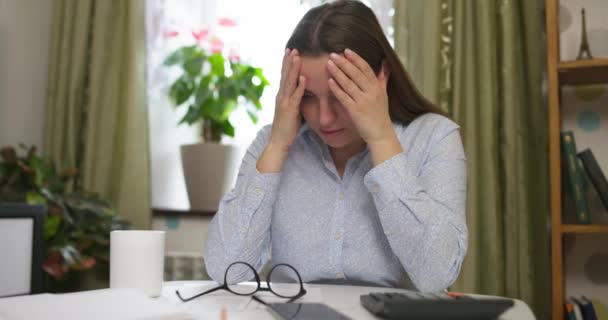 Mujer Frustrada Agotada Sentarse Escritorio Con Facturas Papel Sentirse Estresado — Vídeo de stock