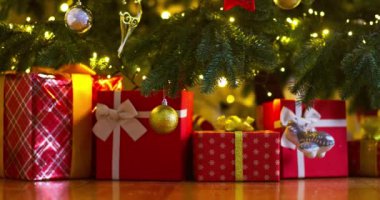 Güzel Noel ağacının altında yerde bir yığın Noel hediyesi kutusu var. Yüksek kalite 4k görüntü