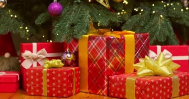 Güzel Noel ağacının altında yerde bir yığın Noel hediyesi kutusu var. Yüksek kalite 4k görüntü