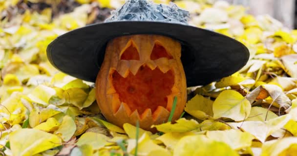 Chapéu Abóbora Assustador Halloween Com Olhos Esculpidos Boca Folhagem Amarela — Vídeo de Stock