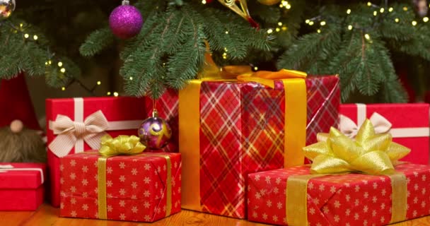 Een Stapel Kerstdozen Vloer Onder Een Prachtige Kerstboom Hoge Kwaliteit — Stockvideo