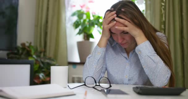 Kimerült Frusztrált Asztalnál Papírszámlákkal Stresszes Banki Hitel Kifizetése Miatt Aggódik — Stock videók
