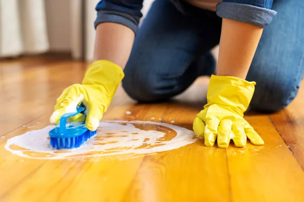 Mulher Luvas Borracha Está Usando Escova Chão Para Limpar Chão — Fotografia de Stock