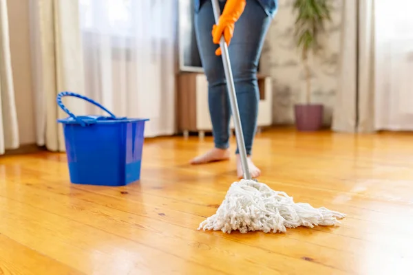 보호용 장갑을 걸레로 바닥을 숙제를 정기적 청소를 청소를 개념을 여자의 — 스톡 사진