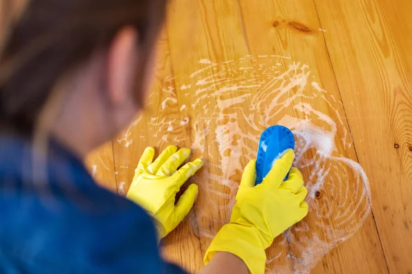 Kobieta Gumowych Rękawiczkach Używa Szczotki Czyszczenia Podłogi Koncepcja Sprzątania Sprzątania — Zdjęcie stockowe