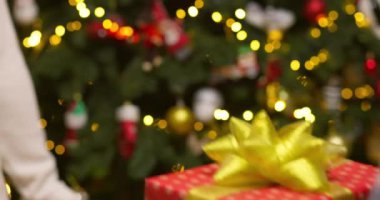 Erkek eller hediyelerini hediye paketi kağıdıyla kadın ellerine veriyor. Aile tatili kavramı, mükemmel Noel kavramı, yeni yıl. Yüksek kalite 4k görüntü