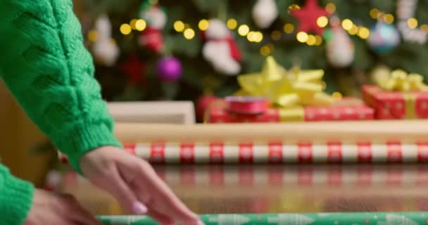 Junge Frau Bereitet Sich Auf Weihnachten Vor Und Packt Geschenke — Stockvideo