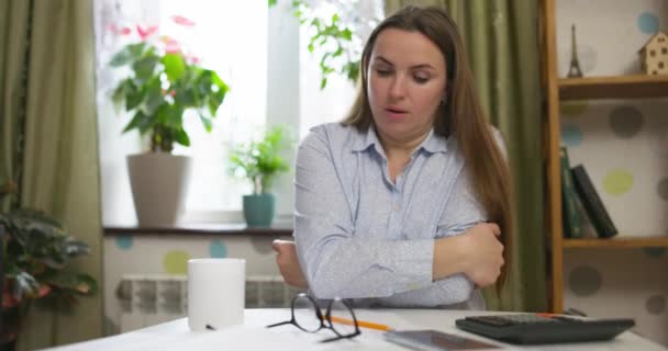 Εξαντλημένη Απογοητευμένη Γυναίκα Κάθεται Στο Γραφείο Τους Λογαριασμούς Χαρτί Αίσθημα — Αρχείο Βίντεο