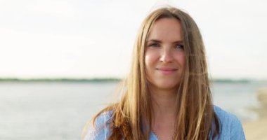 Saçları rüzgarda uçuşan güzel esmer kadın portresi. Yüksek kalite 4k görüntü