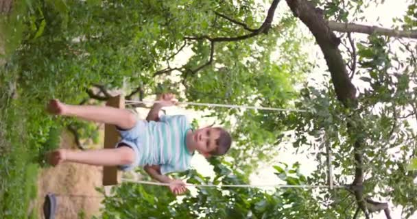 Rapazinho Feliz Balançar Jardim Criança Brinca Com Balanço Madeira Sonho — Vídeo de Stock