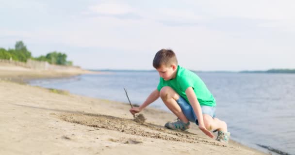 Děti Létě Hrají Pískem Mořské Pláži Teplém Slunci Vysoce Kvalitní — Stock video