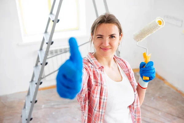 Beautiful Woman Roller Painter Showing Thumb While Doing Repair Room — Stock Photo, Image