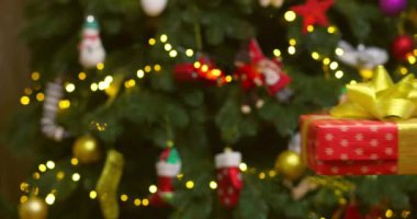 Erkek eller hediyelerini hediye paketi kağıdıyla kadın ellerine veriyor. Aile tatili kavramı, mükemmel Noel kavramı, yeni yıl. Yüksek kalite 4k görüntü