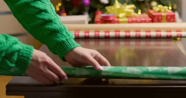 Νεαρή Γυναίκα Ετοιμάζεται Για Χριστούγεννα Και Τυλίγει Ένα Δώρο Συσκευασία — Αρχείο Βίντεο