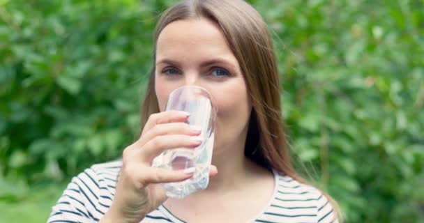 Spragniona Kobieta Pijąca Wodę Szkła Ogrodzie Słoneczny Letni Dzień Kobieta — Wideo stockowe