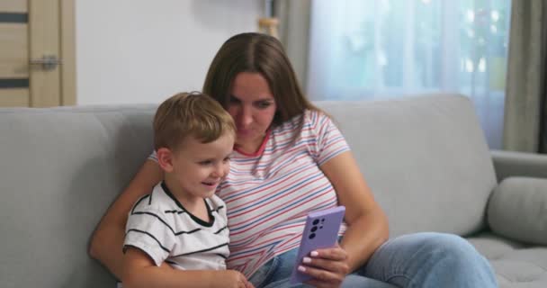 Žena Její Malý Syn Sedí Útulné Pohovce Chytrým Telefonem Rodina — Stock video