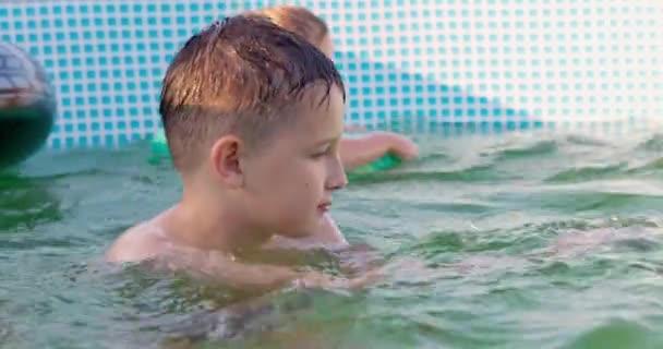 Дети Играют Бассейне Солнечный Летний День Веселятся Бассейне Высококачественные Кадры — стоковое видео