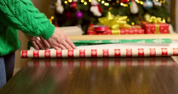 Jovem Preparando Para Natal Embrulhando Presentes Embalagem Preparação Presentes Para — Vídeo de Stock