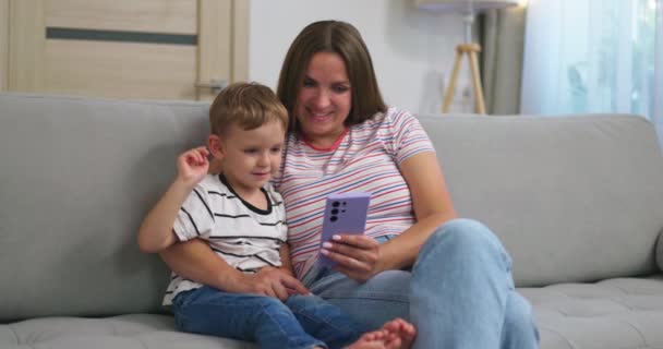 Γυναίκα Και Μικρός Γιος Της Κάθεται Άνετο Καναπέ Smartphone Οικογένεια — Αρχείο Βίντεο