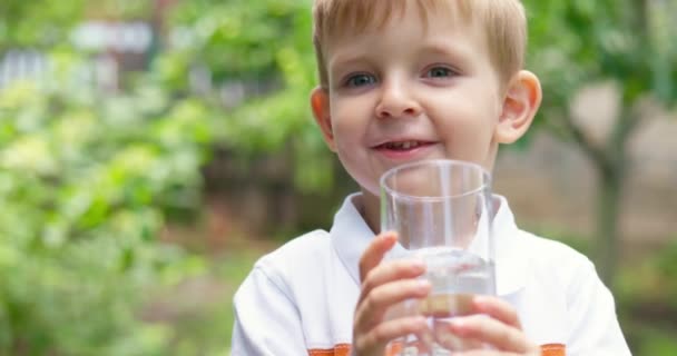 Durstiges Kind Trinkt Sonnigen Sommertagen Garten Wasser Aus Glas Kind — Stockvideo