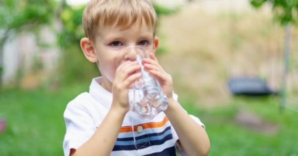 Durstiges Kind Trinkt Sonnigen Sommertagen Garten Wasser Aus Glas Kind — Stockvideo