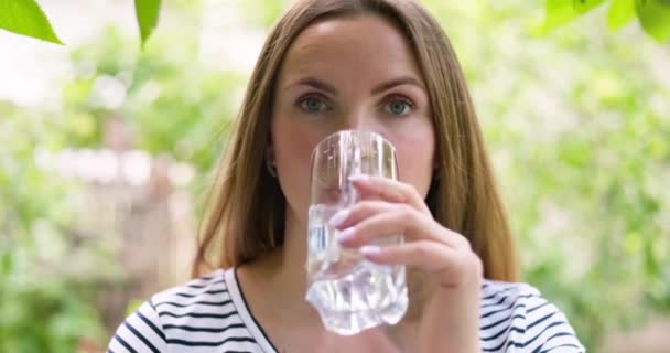 Mujer Sedienta Bebiendo Agua Vidrio Jardín Aire Libre Soleado Día — Vídeos de Stock