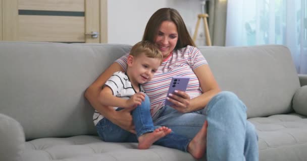 Žena Její Malý Syn Sedí Útulné Pohovce Chytrým Telefonem Rodina — Stock video