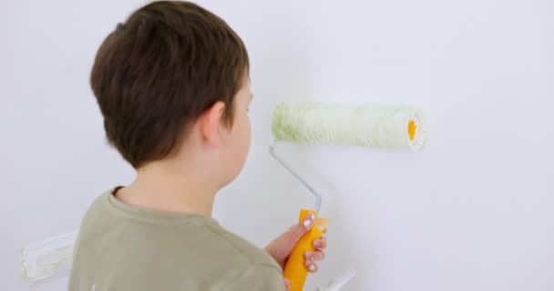 Oprava Bytě Šťastný Chlapec Malování Stěny Bílou Barvou Pomocí Válečku — Stock video