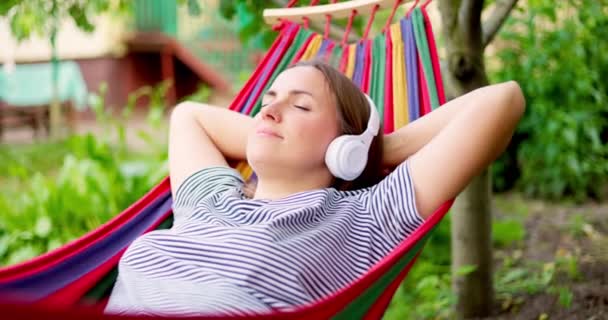 Jeune Femme Dans Les Écouteurs Écoutant Musique Tout Reposant Dans — Video