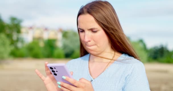 Mensajes Texto Mujer Hacer Post Las Redes Sociales Escribir Una — Vídeo de stock