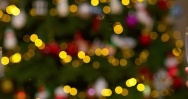 Tanınmayan insanların elleri şampanya kadehlerini tokuşturur ve yılbaşını ışıldayan çelenkle süslenmiş Noel ağacına karşı birlikte kutlarlar. Tebrikler. Yüksek kalite 4k görüntü
