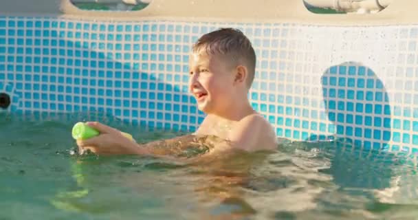 Criança Brinca Com Pistola Água Piscina Dia Ensolarado Verão Diversão — Vídeo de Stock