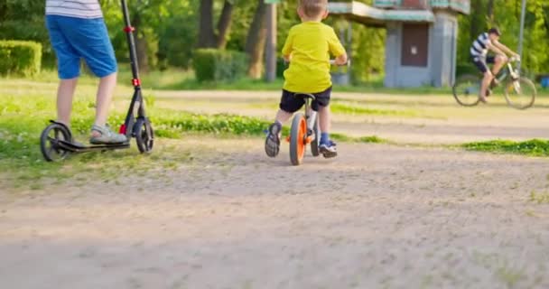 Fahrradfahren Einem Stadtpark Den Sommerferien Kinder Genießen Mit Dem Fahrrad — Stockvideo