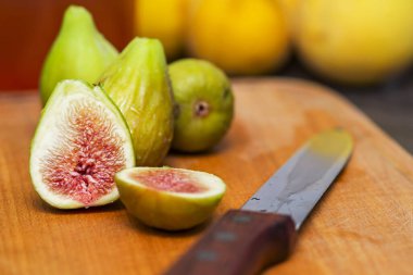 Tahtadaki taze incirleri bir bıçakla olgunlaştır. Olgun incirler..