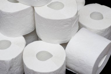 Tuvalet kağıdı ruloları. Bir sürü tuvalet kağıdı rulosu. Yumuşak hijyenik kağıt.