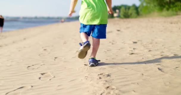 Bambino Che Corre Sulla Spiaggia Sabbia Estate Buone Vacanze Estive — Video Stock