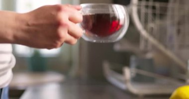 Düşünceli, sakin, çay ya da kahve içen, huzurlu, kaygısız bir sabah vaktinin keyfini çıkaran, geleceği planlayan ya da evde dinlenen bir kadın. Yüksek kalite 4k görüntü