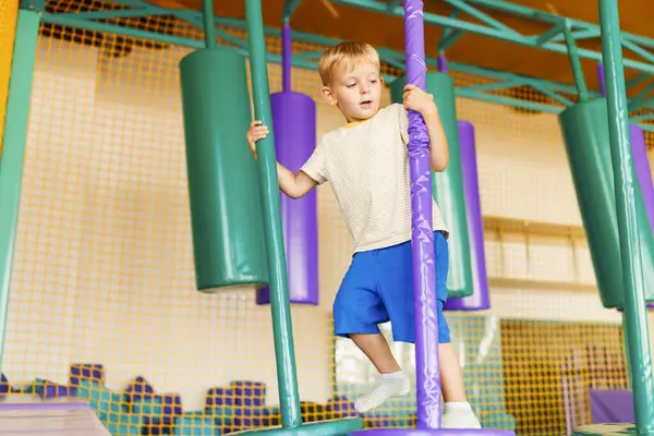 Şirin Küçük Çocuk Kapalı Eğlence Parkındaki Renkli Oyun Bahçesinde Sürünüyor — Stok fotoğraf